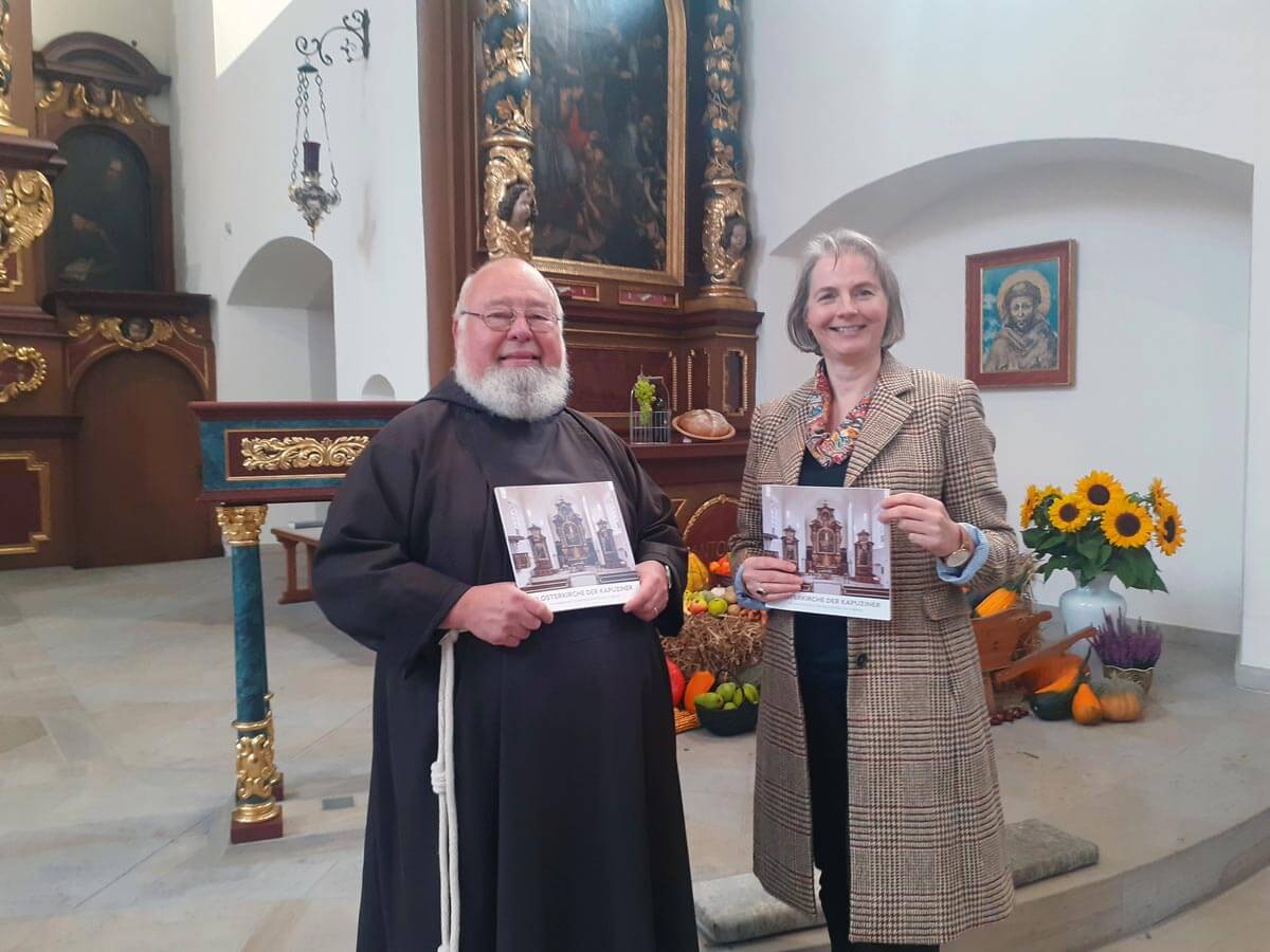 Pater Norbert Schlenker, Guardian im Kloster Werne, und Autorin Frau Dr. Anke Schwarze präsentierten den neuen Kirchenführer. Foto: Johanna Glowacki
