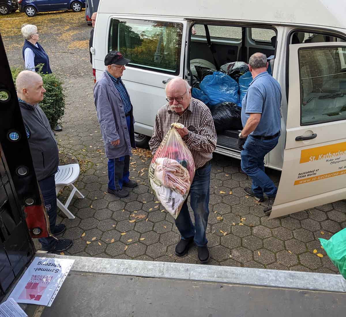 Alle Hände voll zu tun hatten die Ehrenamtlichem der KAB Werne bei der Altkleidersammlung am vergangenen Samstag. Foto: Beier