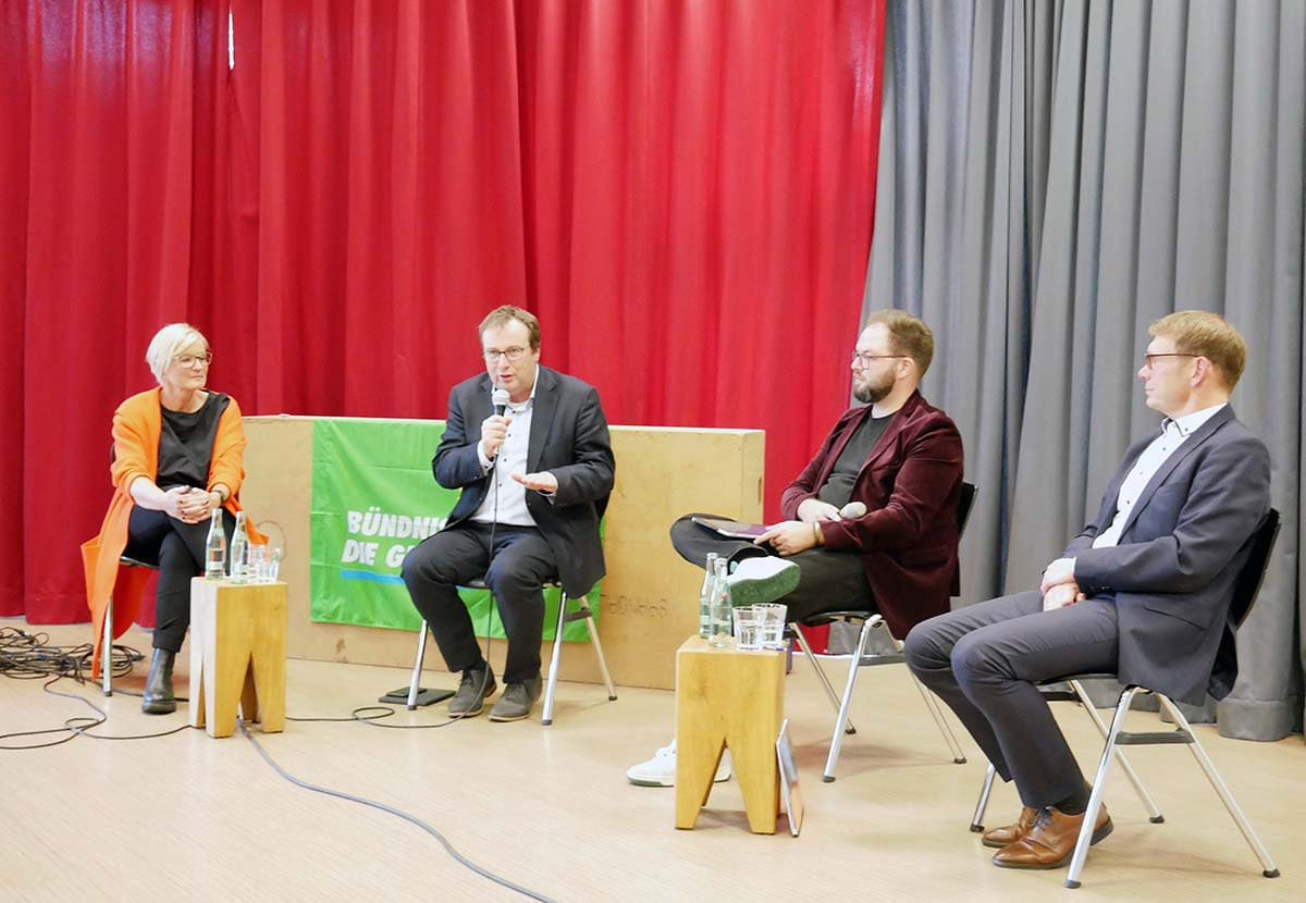 Lothar Christ (rechts), Rita Benning-Schüttpelz und Christoffer Diedrich (beide Grüne in Werne) fühlten NRW-Minister Oliver Krischer (3. von rechts; Bündnis 90/Die Grünen) auf den Zahn. Foto: Gaby Brüggemann