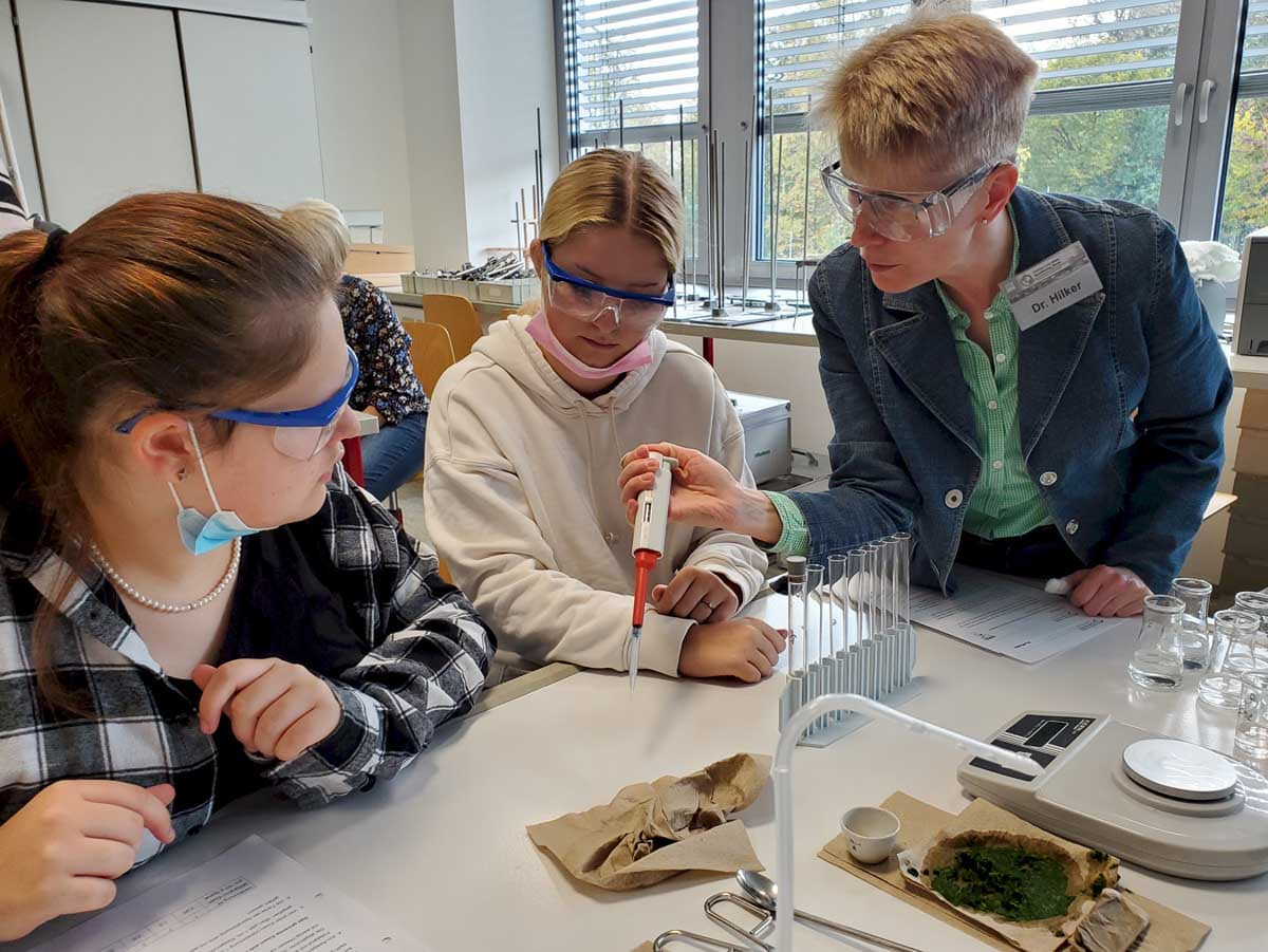 Im Chemieraum wurde der Spinat auf seinen wahren Eisengehalt hin überprüft. Foto: BK