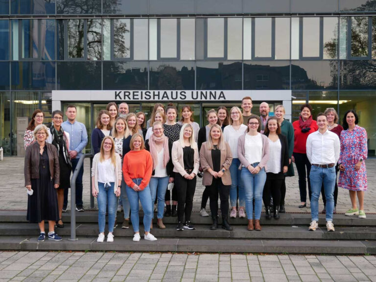 Die neuen Lehrkräfte mit den Verwaltungsmitarbeitern. Foto: Leonie Bleimling – Kreis Unna