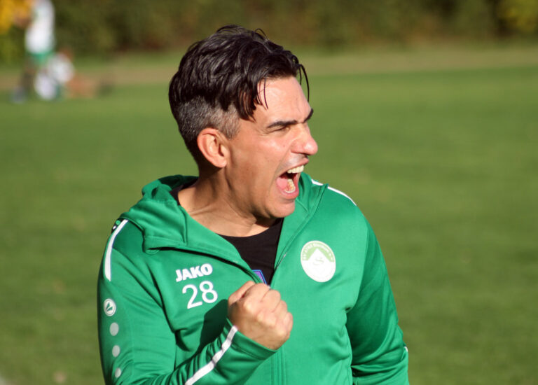 Stockums Trainer Leonardo Amoresano bejubelt den Sieg seiner Mannschaft. Archivfoto: Wagner