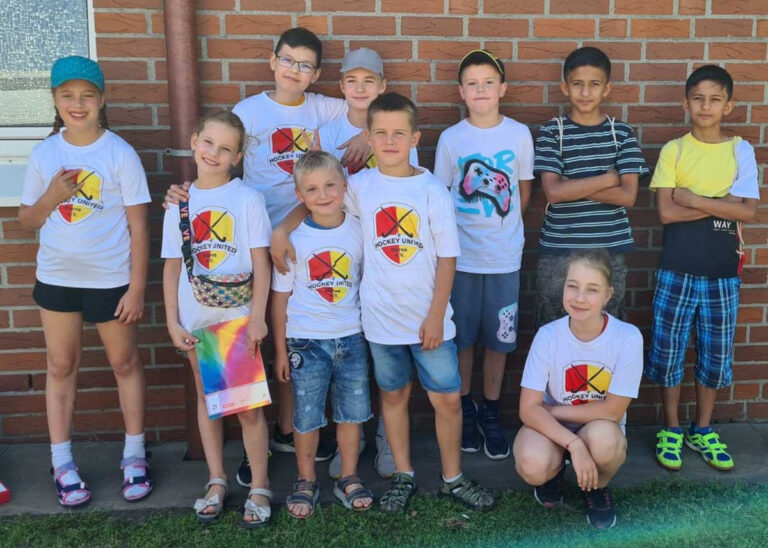 Zehn Mädchen und Jungen aus der Ukraine und Tadschikistan nahmen am Projekt "Lernen & Hockey" teil. Foto: Wagner