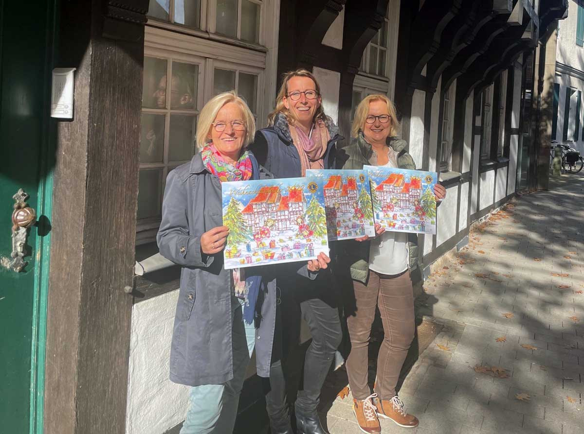Bettina Stilter (von rechts), Claudia Bleckmann und Andrea Blumrich präsentieren den neuen Weihnachtskalender des Lions Club Werne in Westfalen. Foto: privat