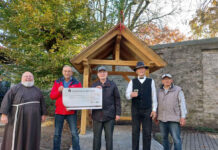 Richtfest des Marienhäuschens mit (von links) Pater Norbert, Guardian im Kapuzinerkloster, Gregor Zumholz (Kloster-Freundeskreis), Pfarrer Ulf Doppelfeld, sowie die Zimmermänner Herbert Nägeler und Erich Danke. Foto: Wagner