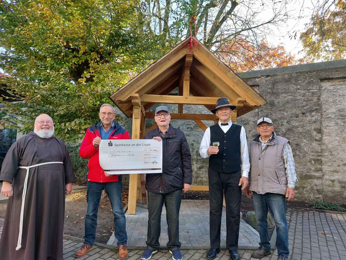 Richtfest des Marienhäuschens mit (von links) Pater Norbert, Guardian im Kapuzinerkloster, Gregor Zumholz (Kloster-Freundeskreis), Pfarrer Ulf Doppelfeld, sowie die Zimmermänner Herbert Nägeler und Erich Danke. Foto: Wagner