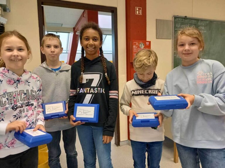 Die Schülerinnen und Schüler aus der 5b des AFG, Mia Botta (von links), Erik Andreyev, Sumaya Anoumou, Arjen Dykhuizen und Fabienne Fritsch, freuen sich über die Mint-Boxen. Foto: Miriam Spinne