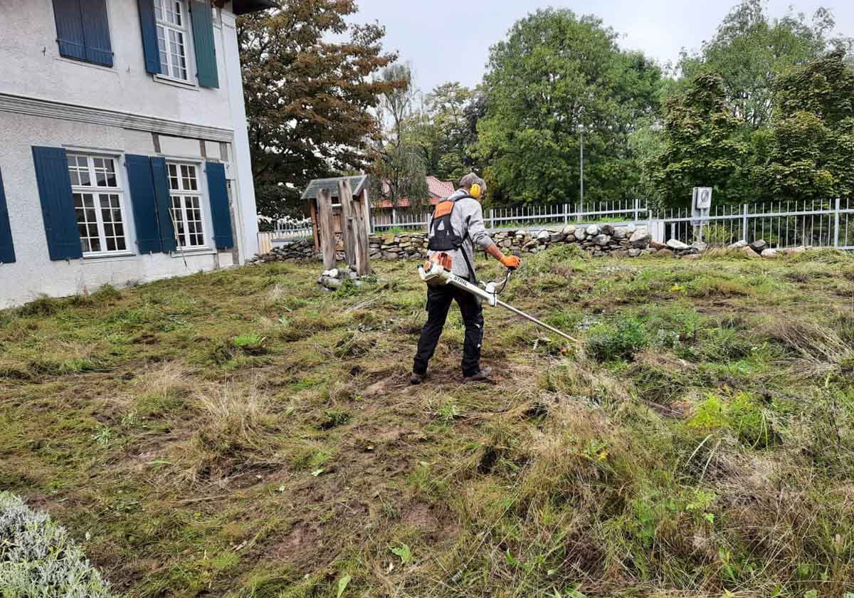Dank der tatkräftigen Unterstützung von Mitgliedern des Heimatvereins ist die Museumswiese fit für den Winter. Foto: Funhoff