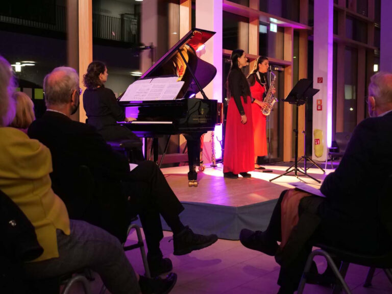 Das Odelya Trio – Vittoria Quartararo am Klavier, Manon Blanc-Delsalle mit ihrem Mezzosopran und Mari Ángeles del Valle Casado am Saxophon – malte für die Zuhörer im Foyer der Marga-Spiegel-Schule ein spannungsreiches Klangbild. - Foto: Schwarze