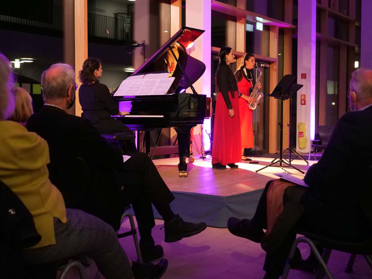 Das Odelya Trio – Vittoria Quartararo am Klavier, Manon Blanc-Delsalle mit ihrem Mezzosopran und Mari Ángeles del Valle Casado am Saxophon – malte für die Zuhörer im Foyer der Marga-Spiegel-Schule ein spannungsreiches Klangbild. - Foto: Schwarze