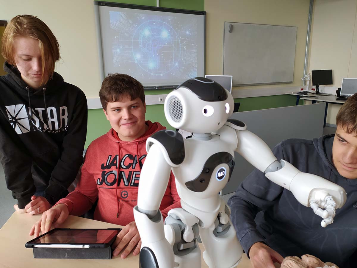 Die Anschaffung der mittlerweile 6. Generation des Profi-Roboters NAO aus französisch-japanischer Entwicklung konnte mithilfe der Karl-Kolle-Stiftung und des Fördervereins des Anne-Frank-Gymnasiums realisiert werden. Foto: AFG/Bäumer