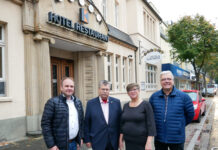 Theo und Edith Werter (Mitte) übernehmen Stadthotel, Restaurant und Biergarten am Kolpinghaus. Christoph Böckenbrink (rechts) und Alexander Horster (links) freut´s. Foto: Gaby Brüggemann