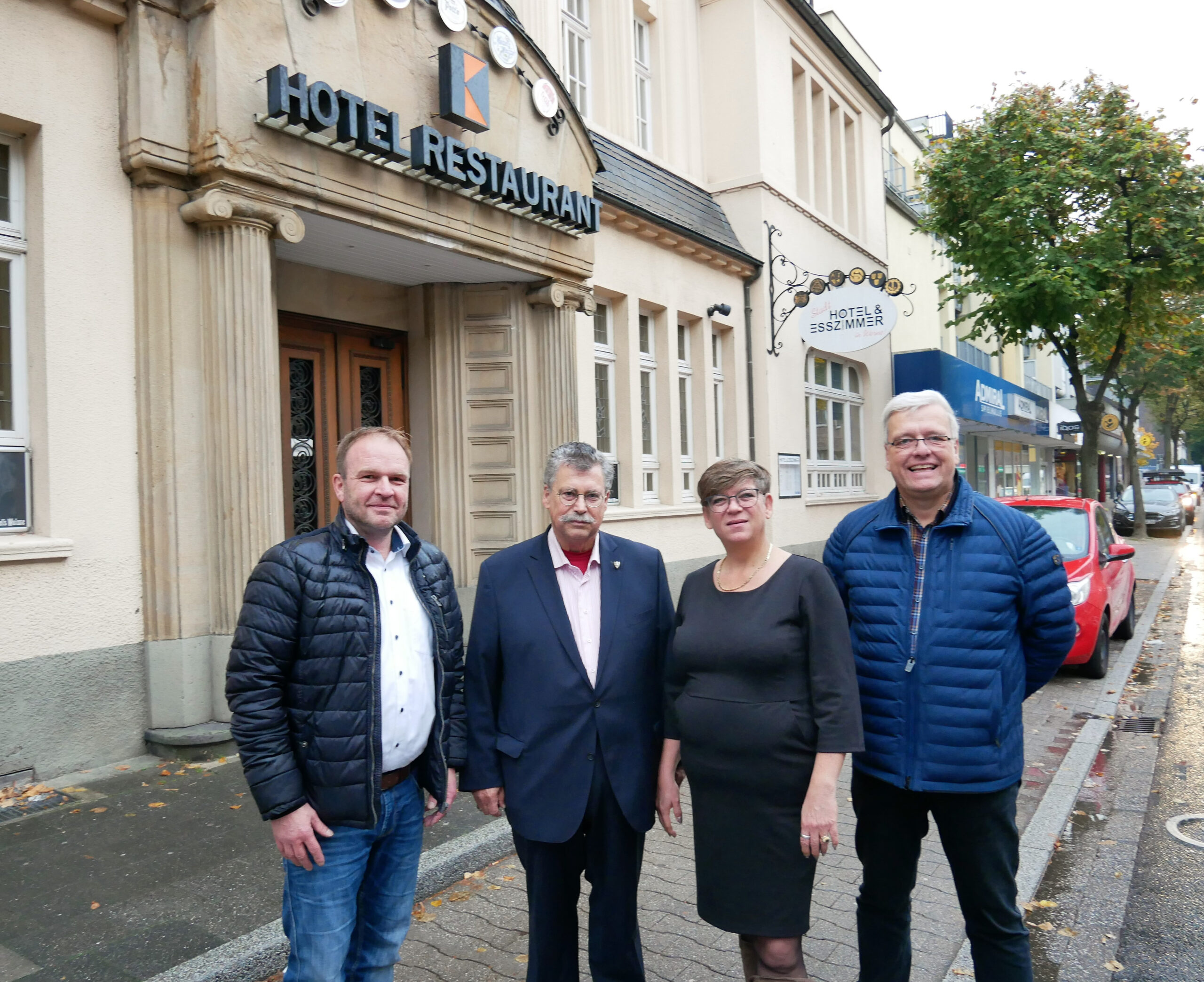 Theo und Edith Werter (Mitte) übernehmen Stadthotel, Restaurant und Biergarten am Kolpinghaus. Christoph Böckenbrink (rechts) und Alexander Horster (links) freut´s. Foto: Gaby Brüggemann