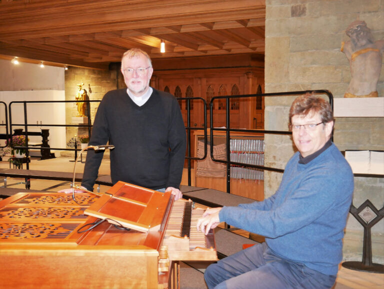 Kantor Dr. Hans-Joachim Wensing und Pfarrdechant Jürgen Schäfr (stehend). Foto: Gaby Brüggemann