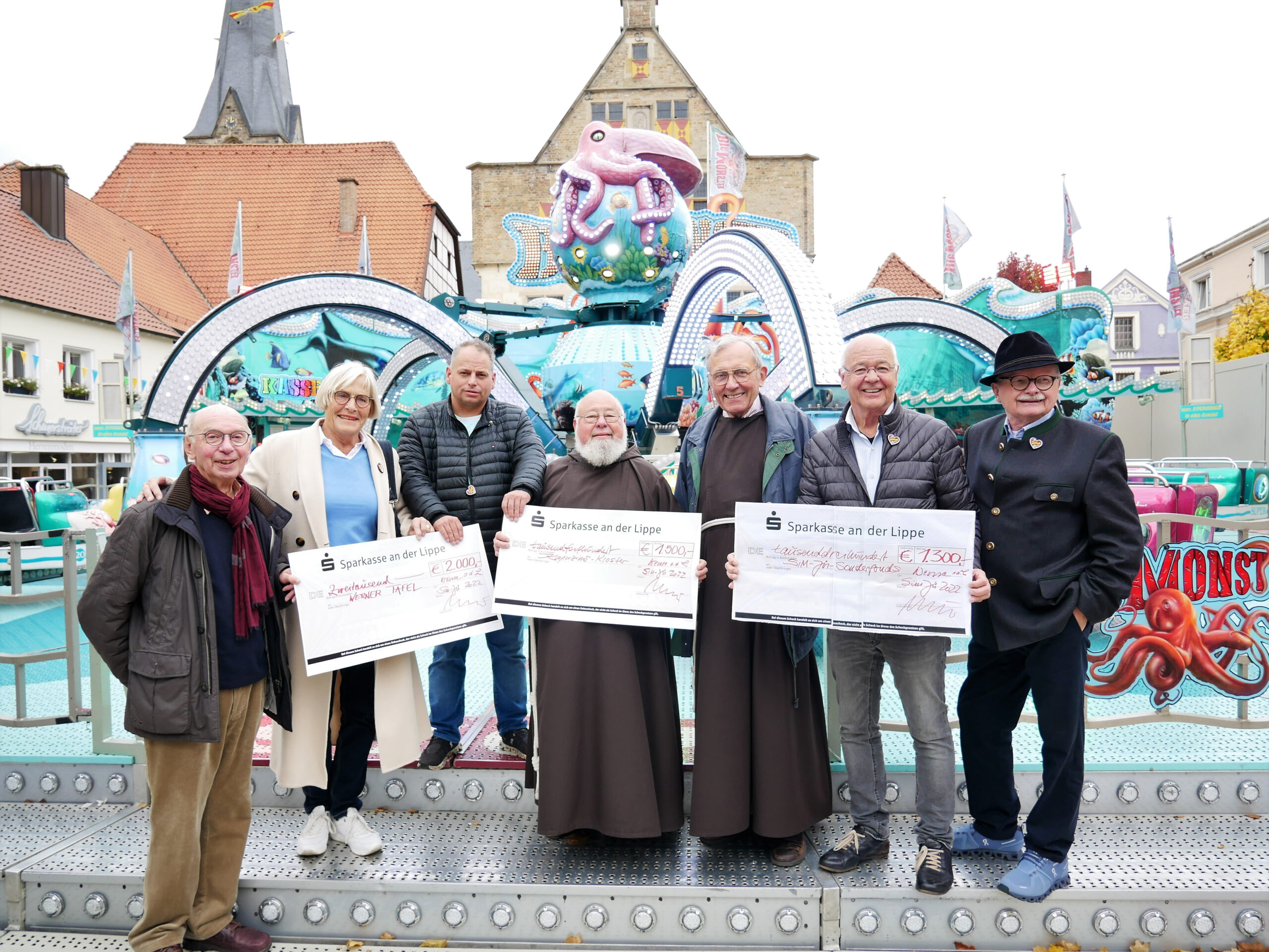 Mit einem Rekorderlös ging das Sim-Jü-Fußballspiel zu Ende. Die Spenden-Empfänger freut´s: Dieter Schimmel, Kirsten Schulz, Otto Wendler, Pater Norbert und Pater Gisbert, Dr. Luitger Honé und Rainer Schule (v.l.). Foto: Gaby Brüggemann