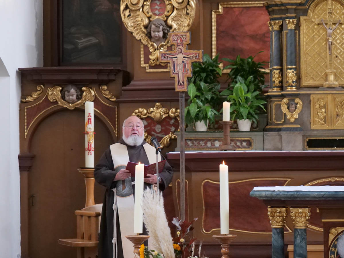 Eine Nachbildung des Franziskuskreuzes erinnert seit dem 1. Oktober in der Werner Klosterkirche an den Ordensvater der Kapuziner. Das Original befindet sich in der Basilica di Santa Chiara in Assisi. Foto: Anke Barbara Schwarze