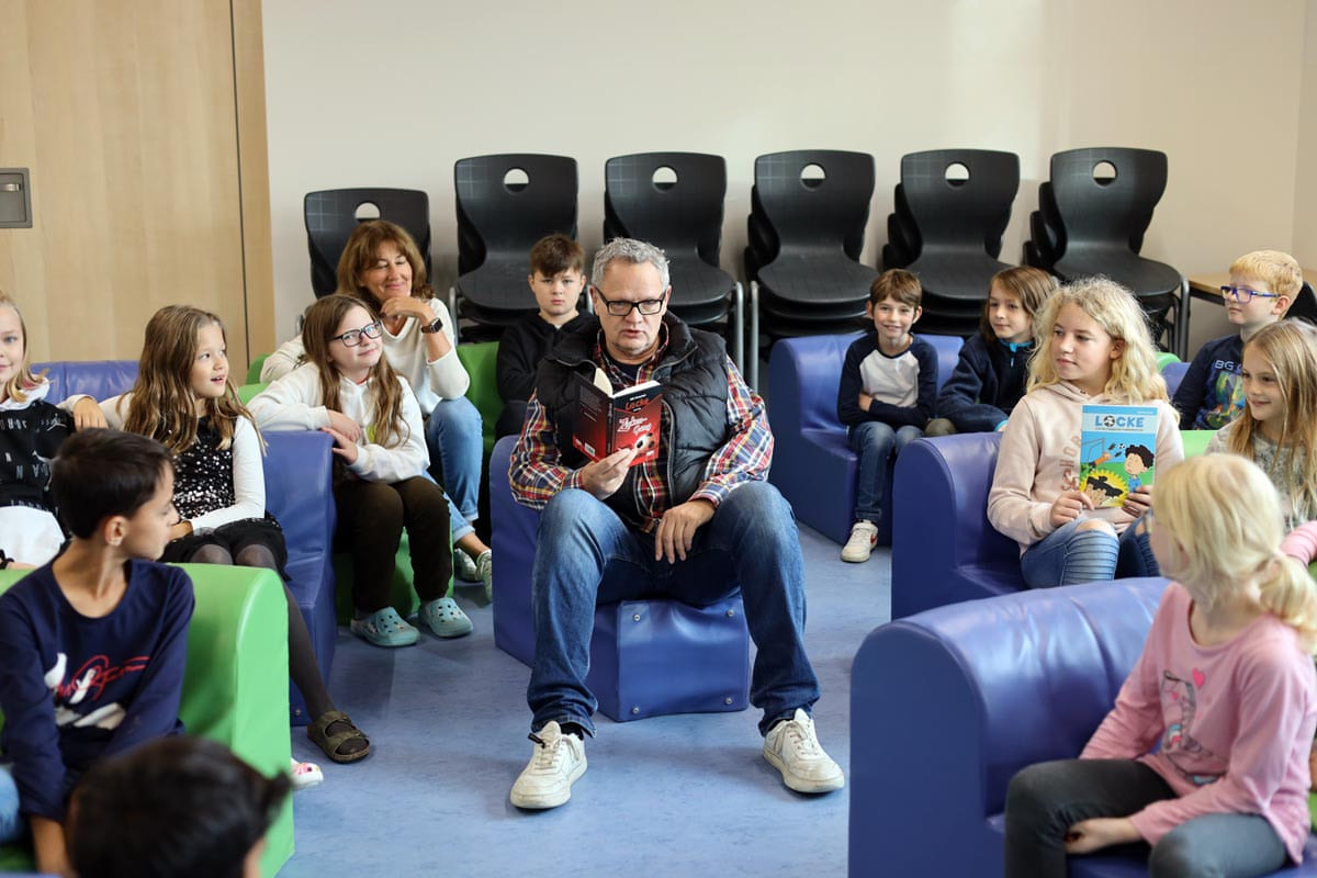 Der Sportkommentator und Kinderbuchautor Uli Potofski war am Mittwoch und Donnerstag an der Wiehagenschule zu Gast und gab insgesamt vier Lesungen für die Viertklässler der Schule. Foto: Isabel Schütte