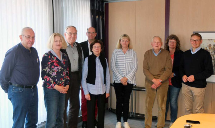 Schweren Herzens entschieden sich die Mitglieder des Fördervereines „Rourkela“ um ihren langjährigen Vorsitzenden Wilhelm Lülf (3.v.li.) für die Beendigung der Aktivitäten. Foto: Höinghaus