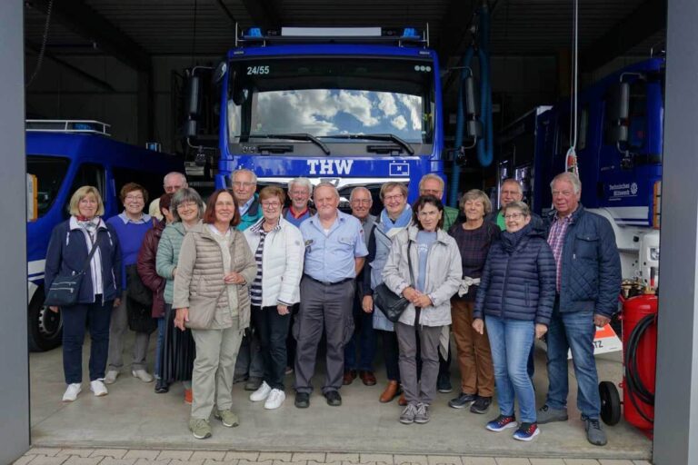 Das Bild zeigt die Teilnehmerinnen und Teilnehmer der Senioren-Union Werne mit dem Dienststellenleiter Siegfried Wingenfeld im Rahmen der Besichtigung vor der Fahrzeughalle. Foto: Reinhard Hasler