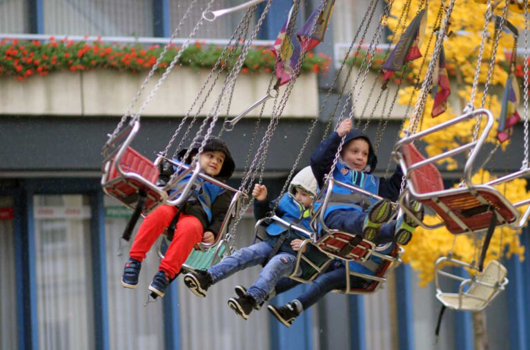 Kita-Kinder aus Stockum nahmen die inoffizielle Eröffnung der Kirmes am Freitagmittag vor und testeten die Fahrgeschäfte für die Jüngsten. Foto: Wagner