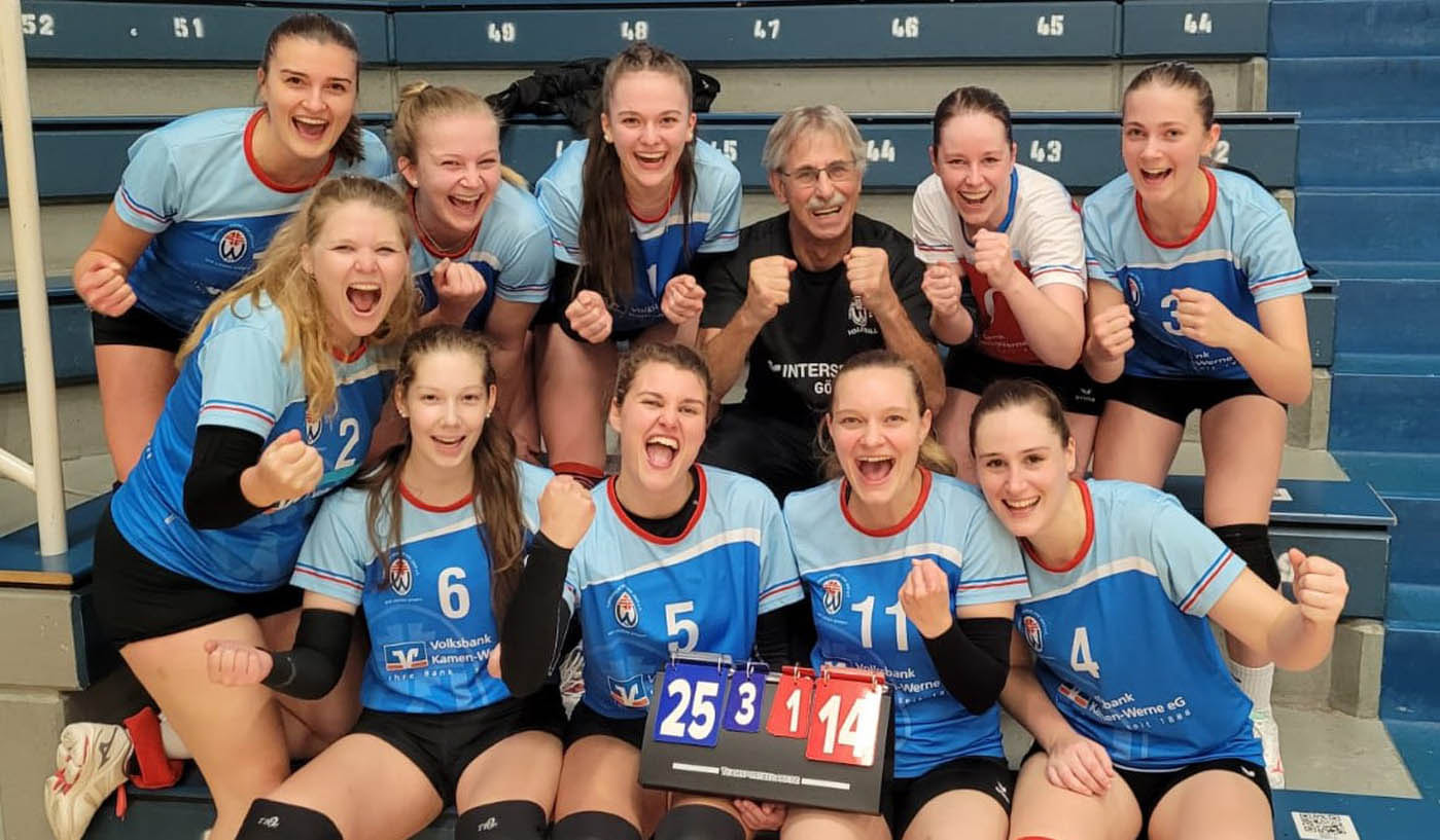 Jubel beim TV Werne mit (oben, von links) Mira Struwe, Chiara Grewe, Marla Bergmann, Bronek Bakiewicz, Theresa Rottmann, Franziska Warnecke sowie (unten, von links) Jenny Böttger, Leia Budde, Kim Varlemann, Julia Rieger, Lisa Krüger. Foto: Kollhoff