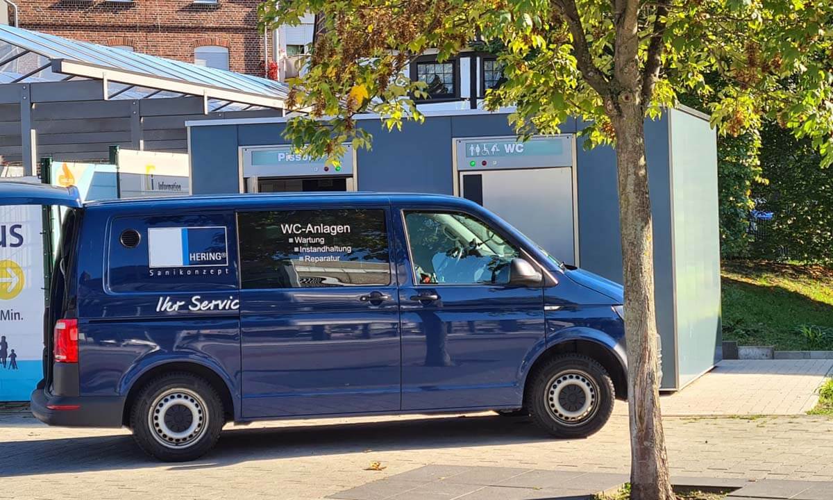 Reparaturarbeiten fanden am Mittwoch an der durch einen vorsätzlich herbeigeführten Brand in der öffentlichen Toilette am Busbahnhof statt. Foto: Wagner