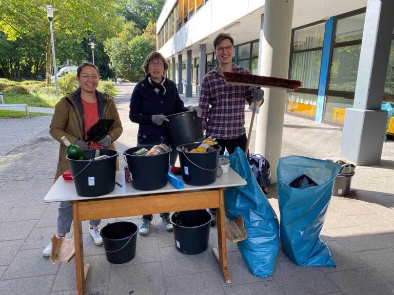 Die Lehrkräfte Laura Nowak (links), Heike Hengelbrock und Patrick Kaschuba hatten die Müllsammelaktion am AFG organisiert. Foto: AFG