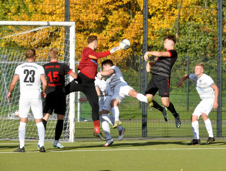 Mit einem Kopfball erzielt Amer Masic in der 81. Minute den erneuten Ausgleich zum 2:2. Foto: MSW