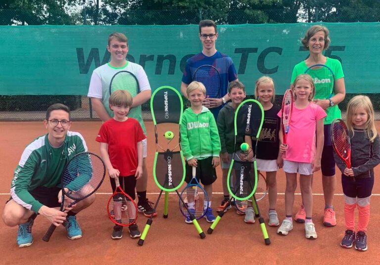 Die Trainer Janning Wulfert, Max Havers und Luis Wulfert mit der jüngsten Tenniskindergruppe des WTC 75 auf der Anlage. Foot: WTC