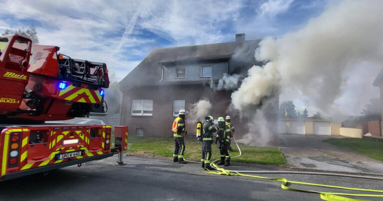 Eine dramatische Menschenrettung bewältigte am Montag (10. Oktober) die Freiwillige Feuerwehr Werne in der Straße Heitkamp. Auch die Polizei war im Einsatz. Foto: Feuerwehr Werne