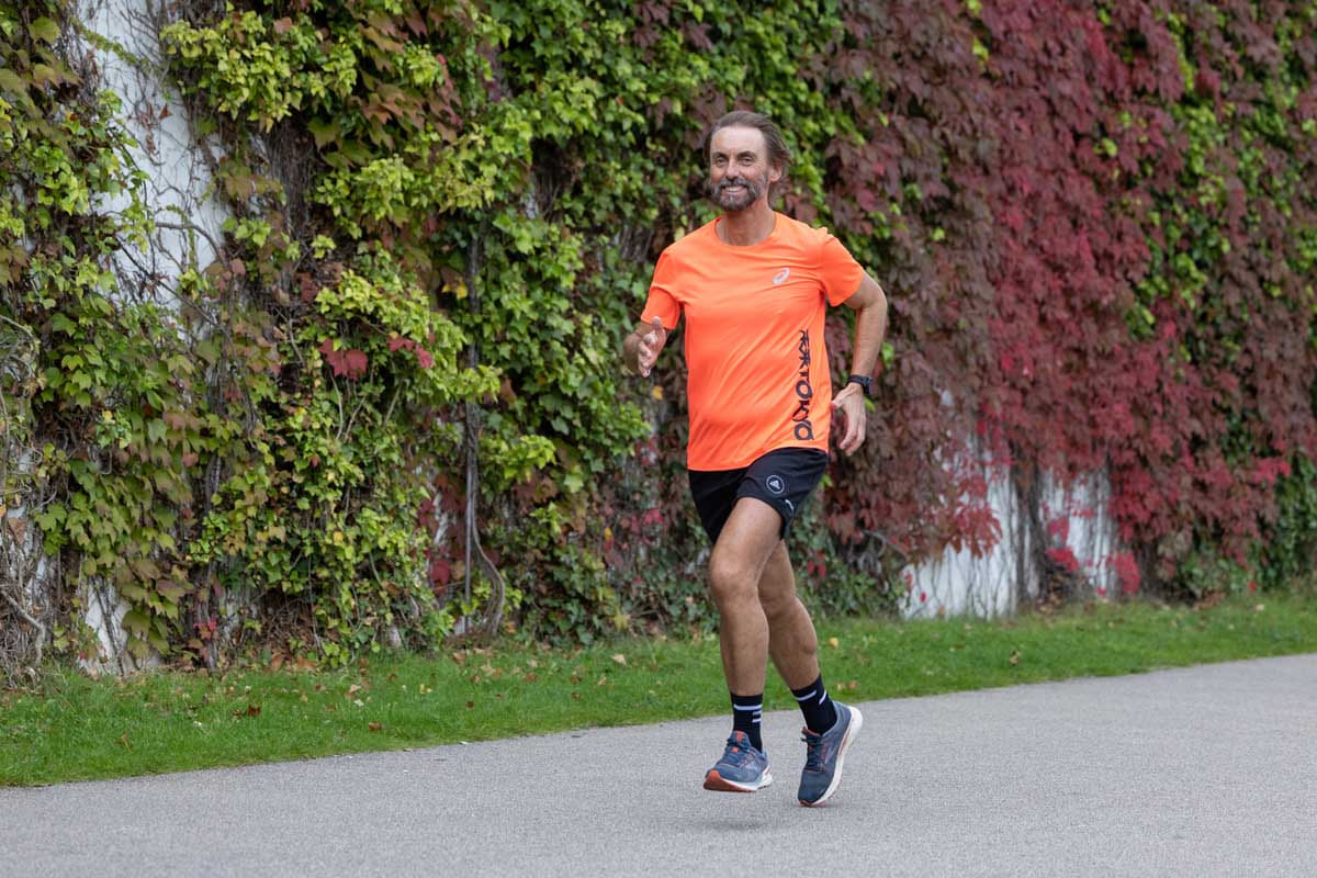 Der in Werne geborene Geistliche und als Marathon-Pater bekannt gewordene Tobias Breer läuft zwei Marathons in Westafrika. Foto: Projekt LebensWert/ Norbert Wilhelmi