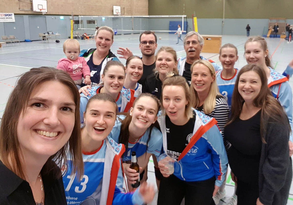Zum Sim-Jü-Spieltag waren auch einige ehemalige Spielerinnen zu Gast – Jana Reinighaus im Dress des Gegners, Anna Kablitz und Steffi Buhl als Zuschauerinnen auf der Tribüne. Foto: privat 