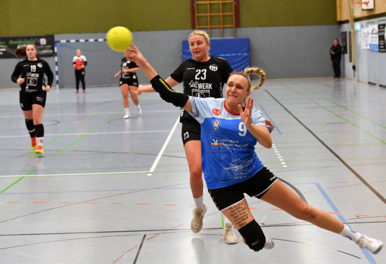 Sonja Plotek kann sich hier gegen Emily Ritter durchsetzen, scheitert aber mit ihrem Sprungwurf an der Bergkamener Torfrau.. Foto: MSW