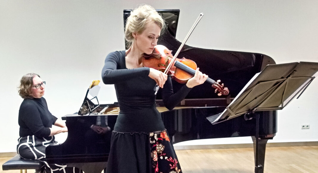 Margarita Feinstein (Klavier) und Freya Deiting (Violine) boten einen hinreißenden Einblick in die Vielfalt jüdischer Musik. Foto: Steinmüller