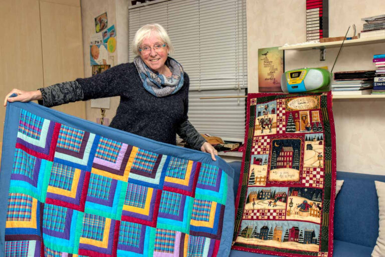 Handgearbeitete Kuscheldecken haben Gisela Zagray und ihr Team für den CGW-Adventsmarkt genäht. Foto: Steinmüller