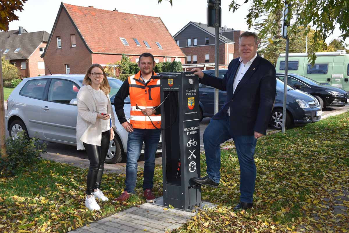 Kathrin Kaupa (von links), Nino Minuth und Bürgermeister Thomas Stohldreier probierten die Radservicestation in Herbern direkt aus. Weitere Stationen stehen an den Bahnhöfen Ascheberg und Davensberg. Foto: Gemeinde Ascheberg
