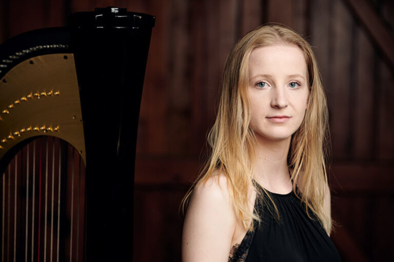 Caroline Nobst kommt mit ihrer Harfe auf Einladung der Musikfreunde nach Werne. Foto: Christian Palm