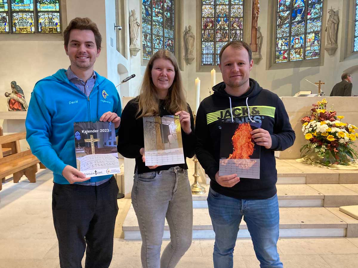 Der Jugendrat der Gemeinde St. Christophorus bietet wieder den beliebten Momentum-Kalender mit Motiven aus den heimischen Kirchen an. Foto: privat