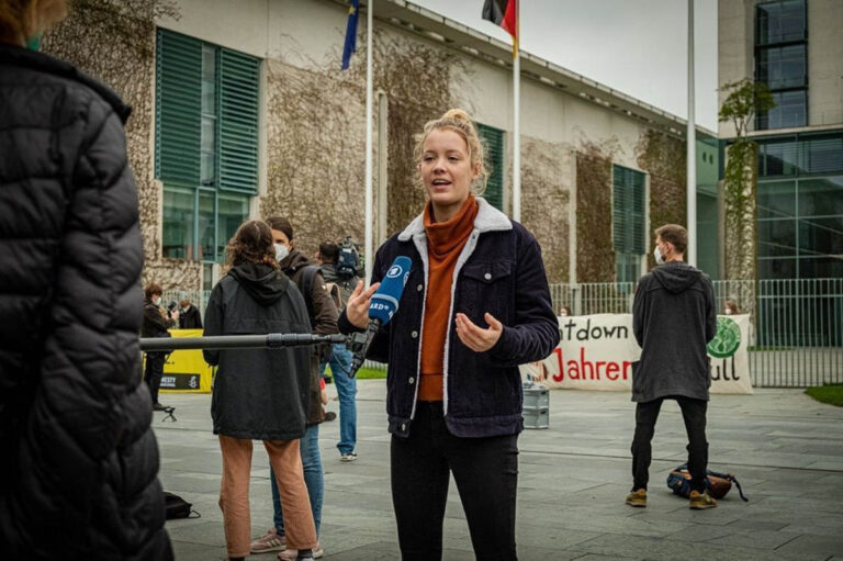 Klimaaktivistin Carla Reemtsma stellt sich der Diskussion im Live-Stream bei der VHS Werne. Foto: privat
