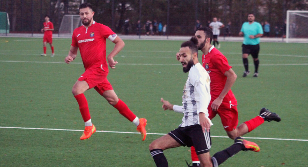 Ibrahim Saadouni bereitet in dieser Szene das entscheidende 3:0 gegen den TSC Hamm durch Niklas Gottbehüt vor. Foto: Wagner