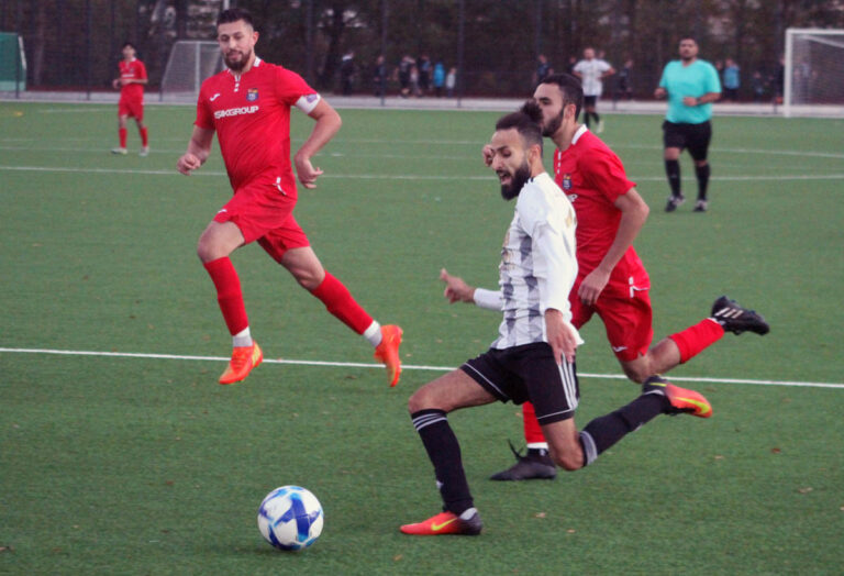 Ibrahim Saadouni bereitet in dieser Szene das entscheidende 3:0 gegen den TSC Hamm durch Niklas Gottbehüt vor. Foto: Wagner