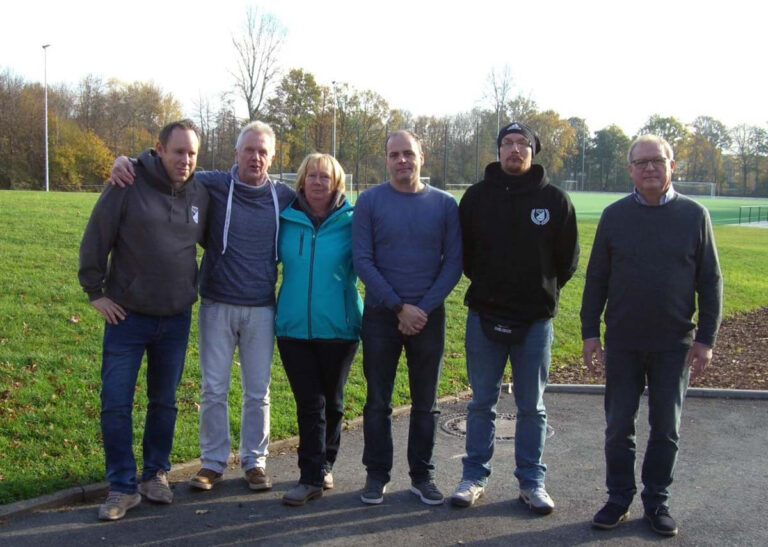 Der Vorstand von Eintracht Werne um den Vorsitzenden Harald Wohlfarth (ganz rechts) mit Sascha Hilmer (von links), Theo Plohmann, Iris Kalinowski, Marco Küster und Nico Jahn. Foto: Meinke