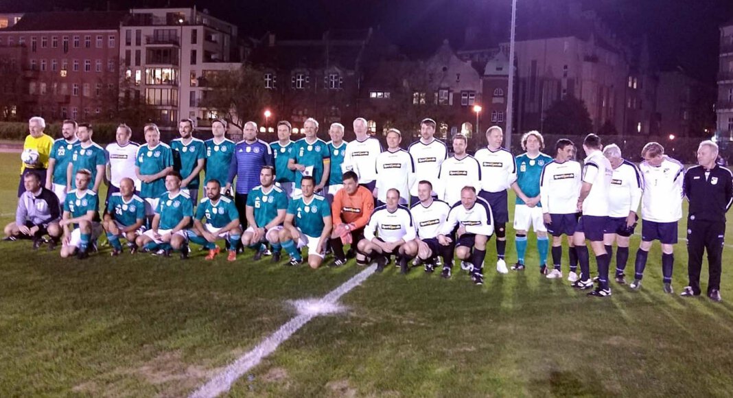 Die Alten Herren von Eintracht Werne boten dem FC Bundestag in Berlin ordentlich Paroli. Foto: privat