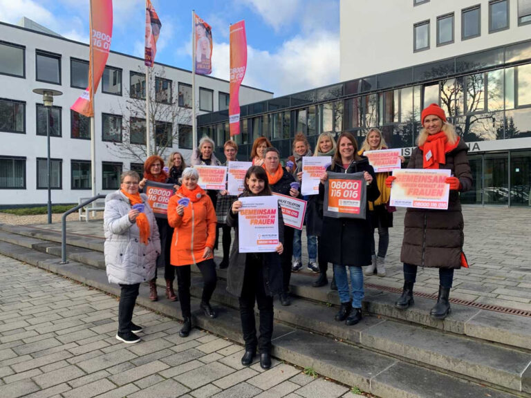 Mitglieder des Runden Tisches gegen Häusliche Gewalt nahmen deshalb den Internationalen Tag gegen Gewalt an Frauen, 25. November, zum Anlass, eine Neuauflage ihrer Informations-Kärtchen vorzustellen. Foto: Kreis Unna