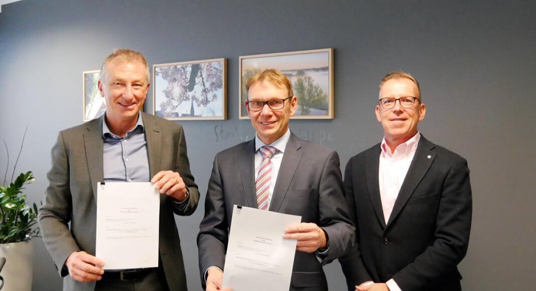 Gemeinsame Sache machen Westnetz und die Stadt Werne beim Glasfaser-Ausbau. Dirk Wißel (Kommunalmanager Westenergie), Bürgermeister Lothar Christ und Michael Laschitza (Kommunalbetrieb) schlossen den Vertrag. Foto: Gaby Brüggemann