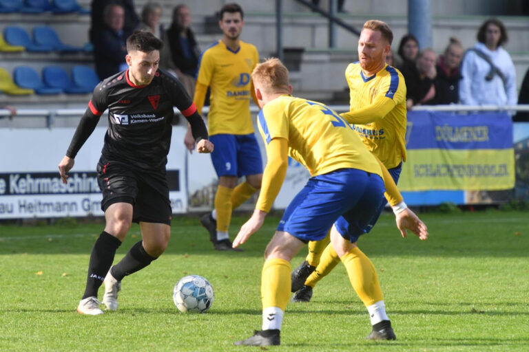 Serhad Gün (r.) ist zurzeit nicht zu stoppen. In den vergangenen drei Meisterschaftsspielen erzielte der WSC-Stürmer sechs Tore. Gegen Roxel traf er zur 1:0-Führung. Archivfoto: MSW