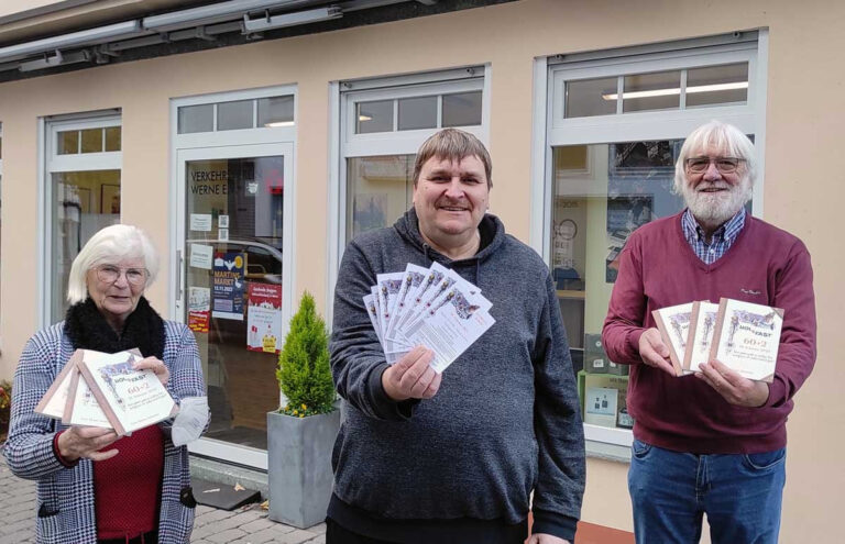 Hol di Fast-Organisationsleiter Martin Weber, flankiert von den Verkehrsvereinsvorständen Marita Gräve und Gottfried Forstmann, präsentierte das Programm für den Kolping-Karneval in 2023. Foto: Nova Teichert