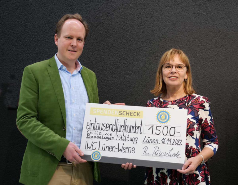Rita Rinschede, amtierende Präsidentin des Inner Wheel Clubs Lünen-Werne, überreichte Dr. Raphael von Hoensbroech, dem Vorsitzenden der Csilla-von-Boeselager-Stiftung, 1.500 Euro. Die gesamte Summe geht unmittelbar in die Ukraine. – Foto: IWC/Schwarze