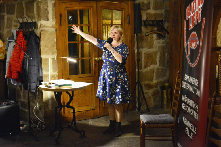 Für den kriminellen Teil war die österreichische Schauspielerin und Autorin Isabella Archan aus Köln angereist. Sie bot den Gästen zwischen den drei Dinnergängen ihre „Mordstheater“-Lesung. Foto: Magnus See
