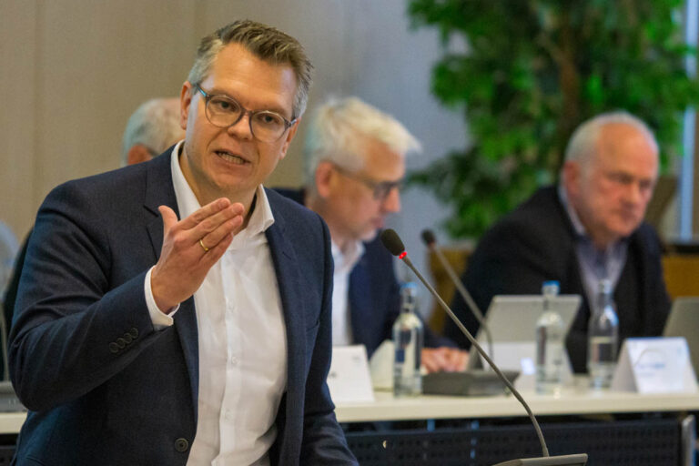 Kreisdirektor und Kämmerer Mike-Sebastian Janke bei seiner Haushaltsrede Foto: Kreis Unna / Alexander Heine